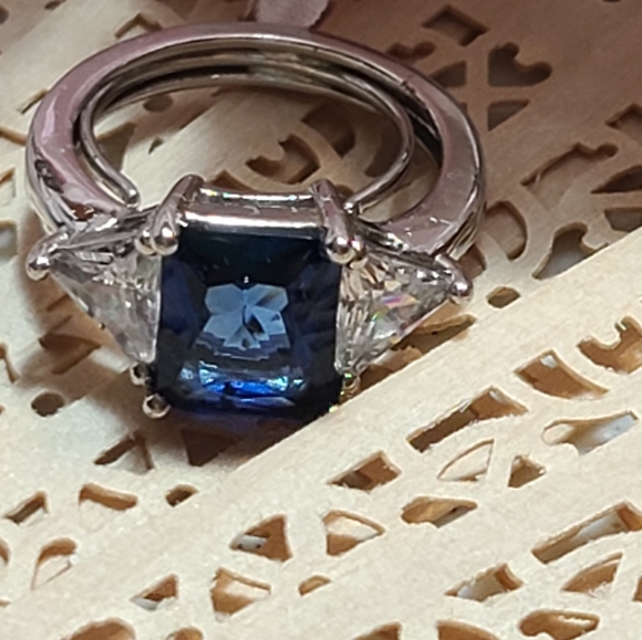Ladies Ring for sale - Picture 3 of 14